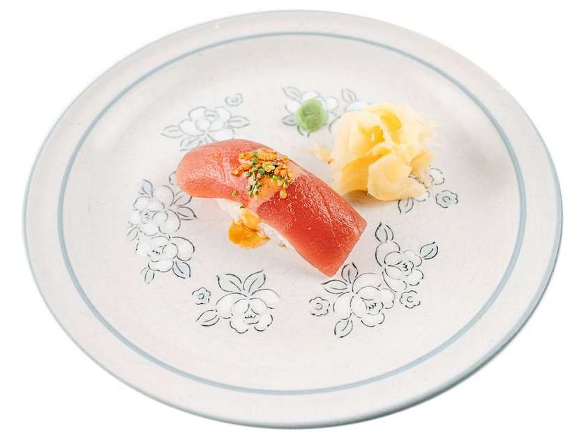 nigiri with tuna with spicy sauce