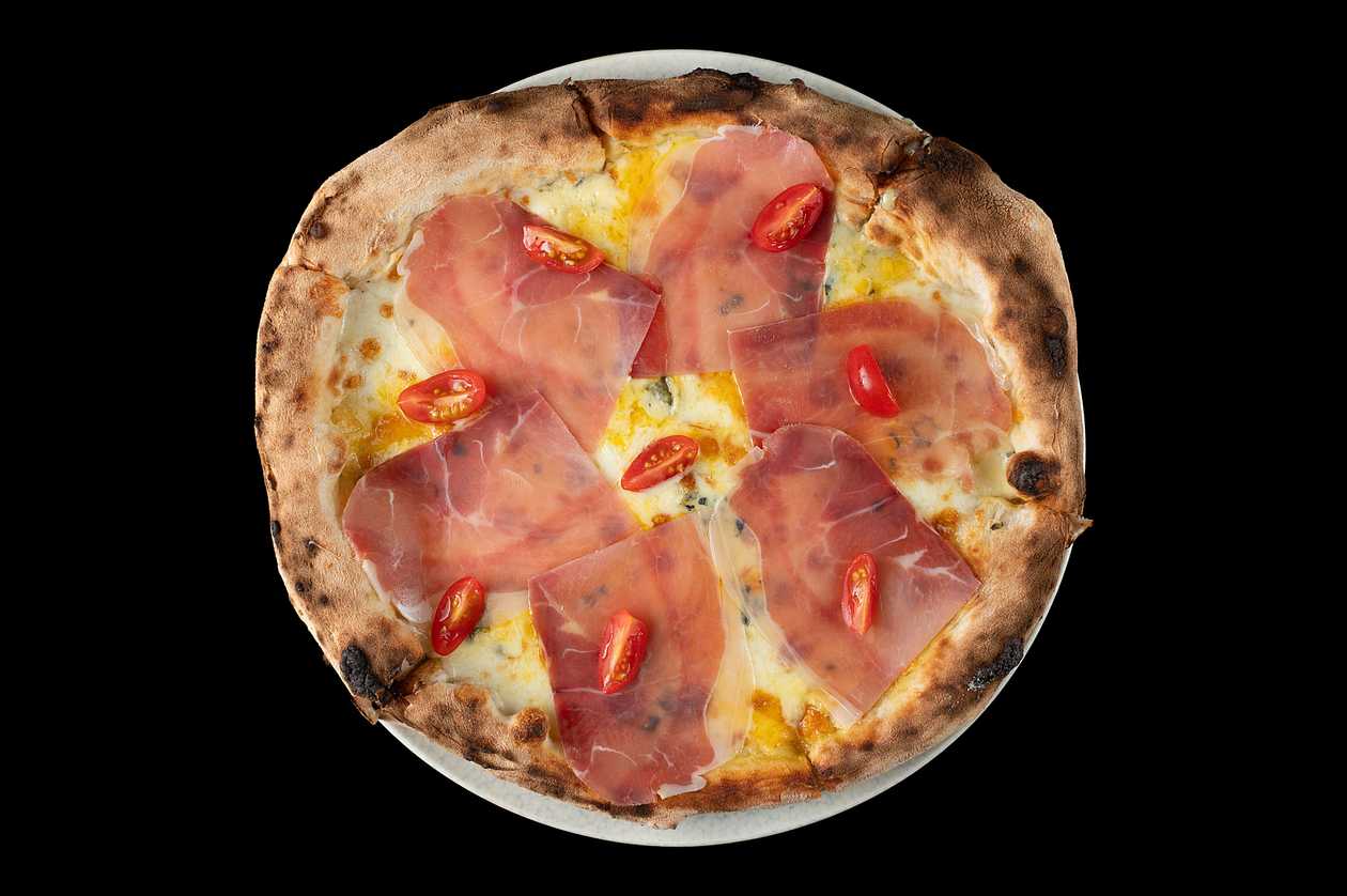 Pizza Quatro Formaggi e prosciutto crudo