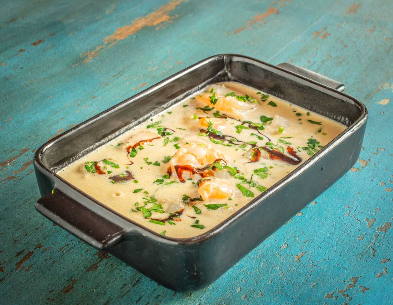 Shrimps with spicy white sauce