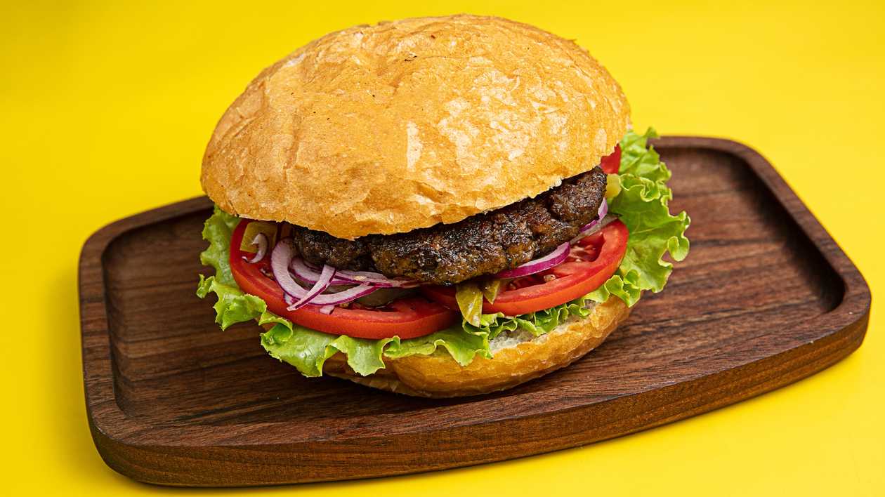 Meat burger + Nuggets (8pcs) + Cola 500 ml