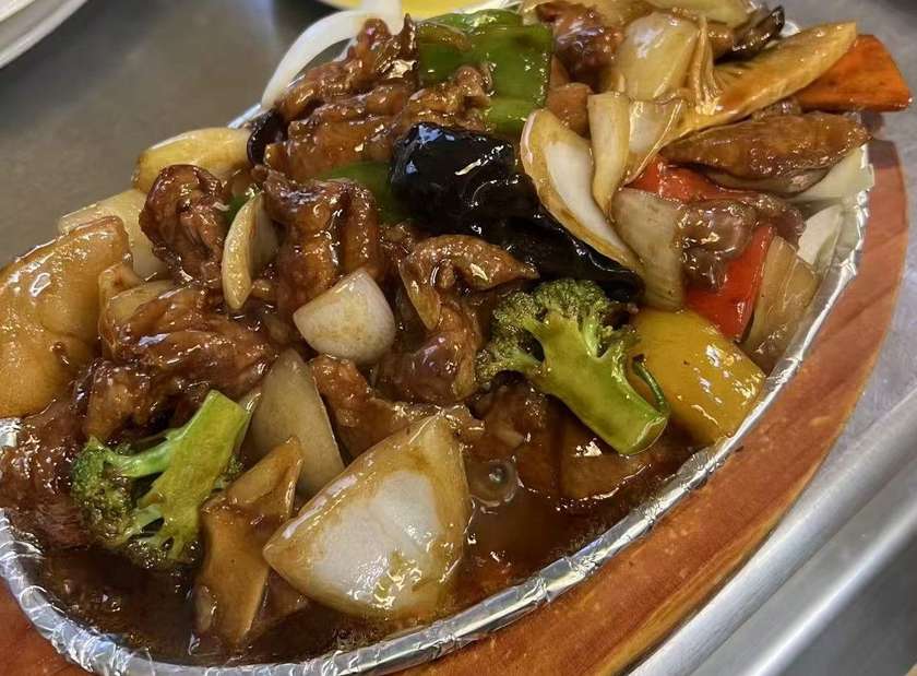 N22 - Stir-fried beef with oyster sauce on a hot plate