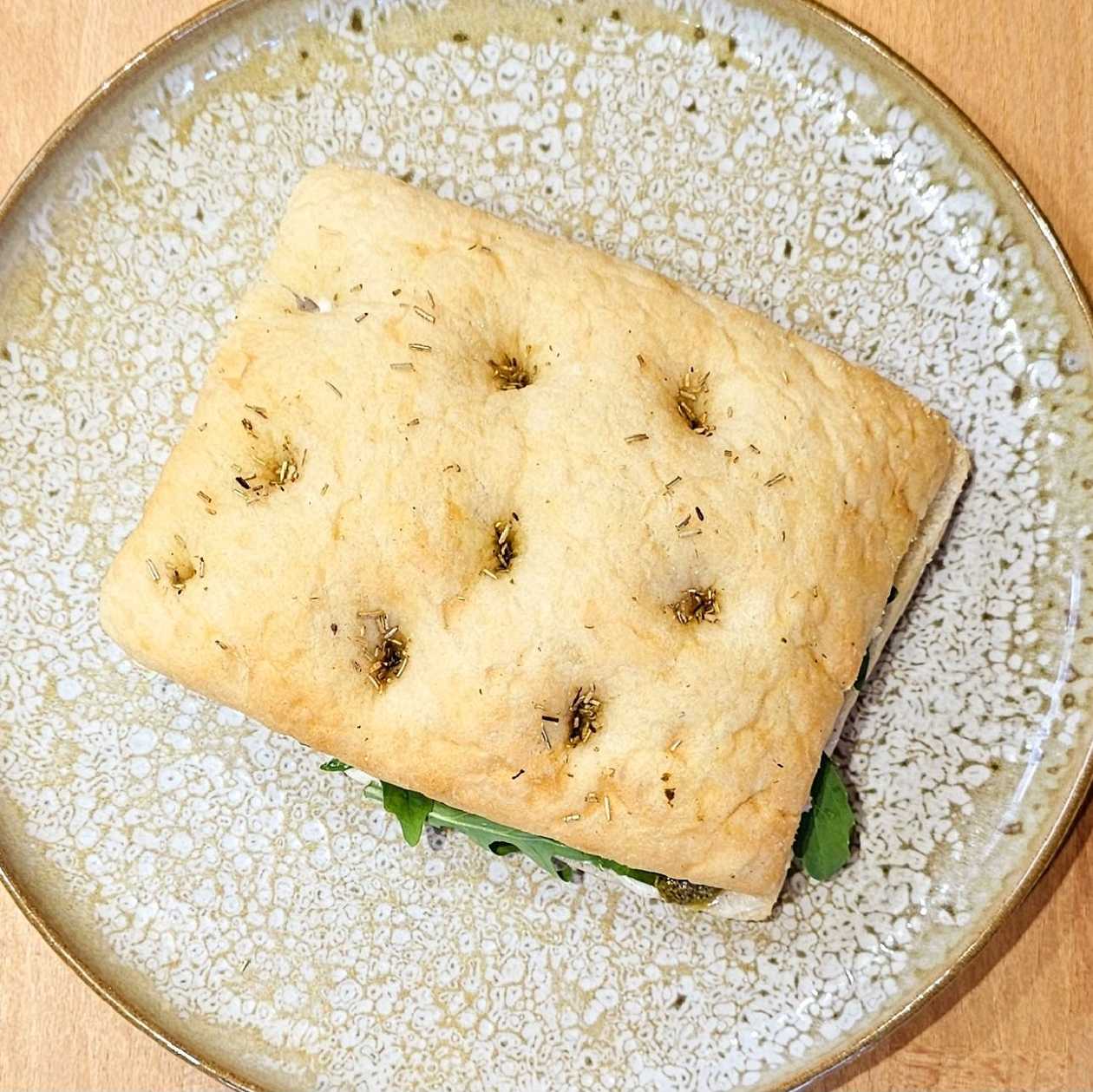 Focaccia sandwich cu mortadella cu fistic si pesto - vegan / de post
