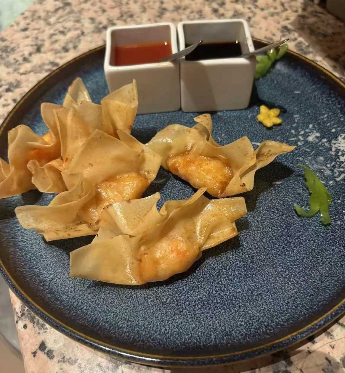 N6 - Fried shrimp wontons (5 pieces) with sauce