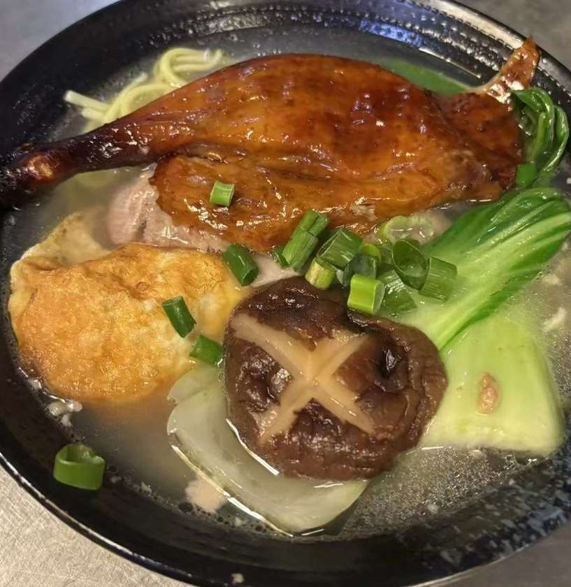 N40A - Noodles with broth and spicy chicken leg