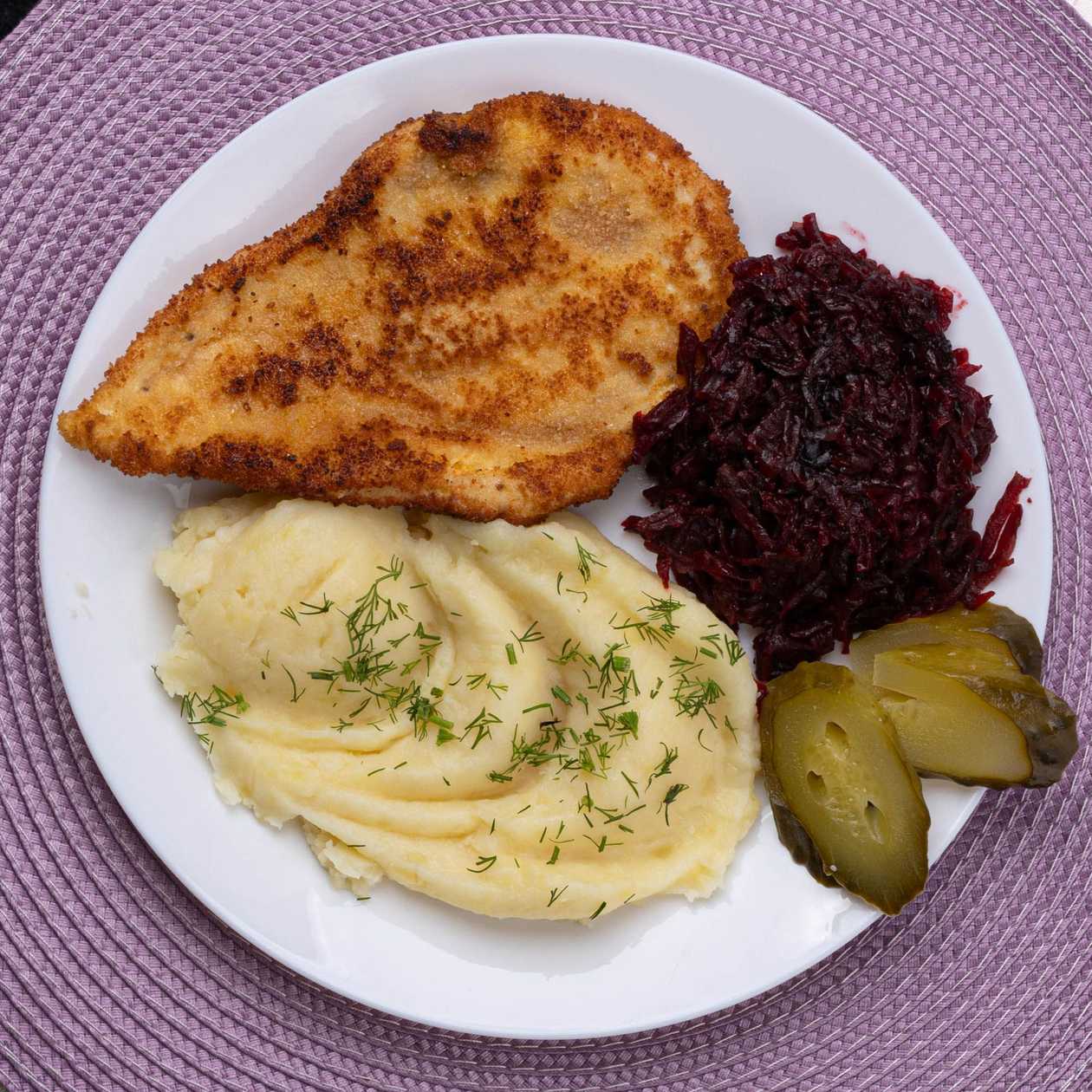 Pierś z kurczaka grillowana, ziemniaki, surówka wiosenna, zupa kalafiorowa