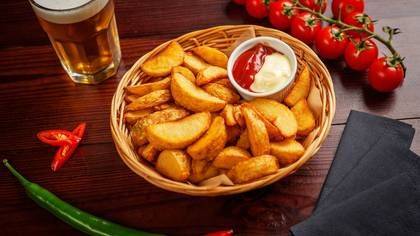 Potato wedges with pesto mayonnaise sauce
