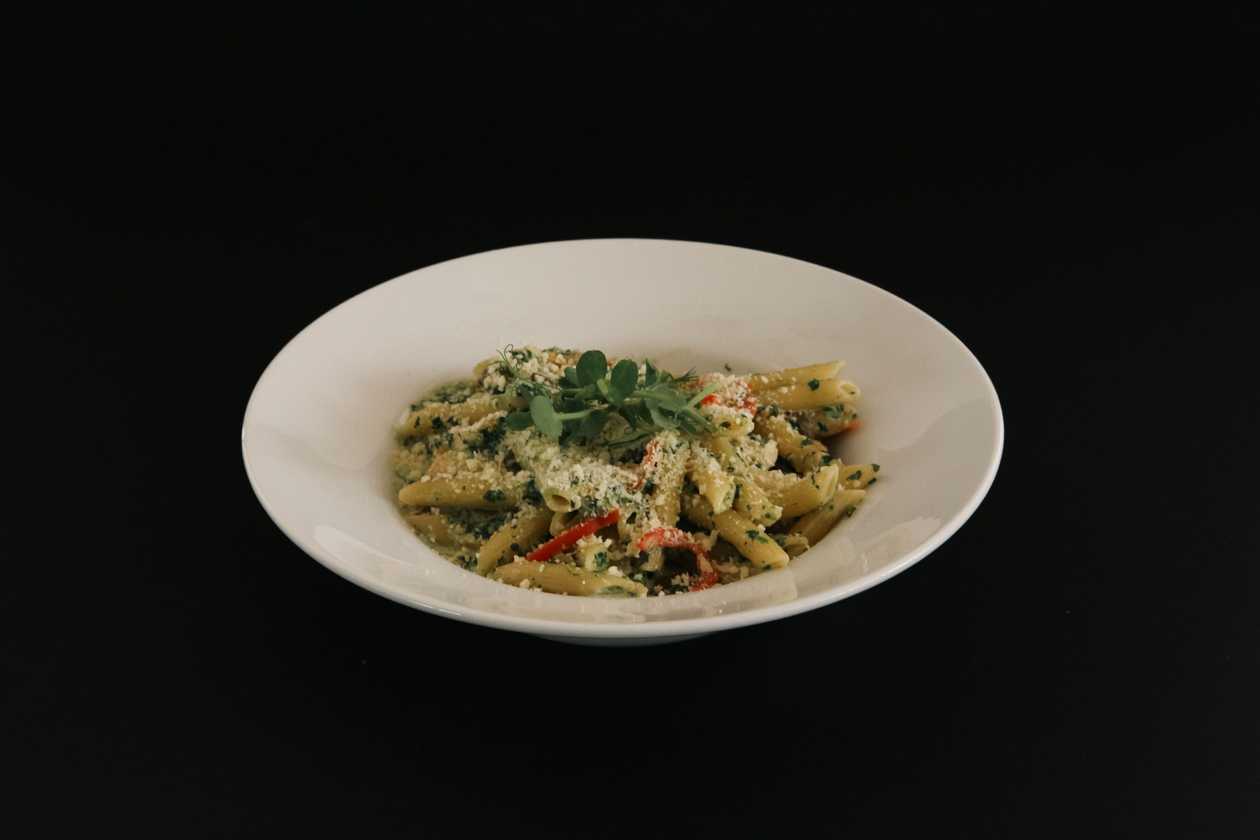 Penne with chicken, mushrooms and spinach