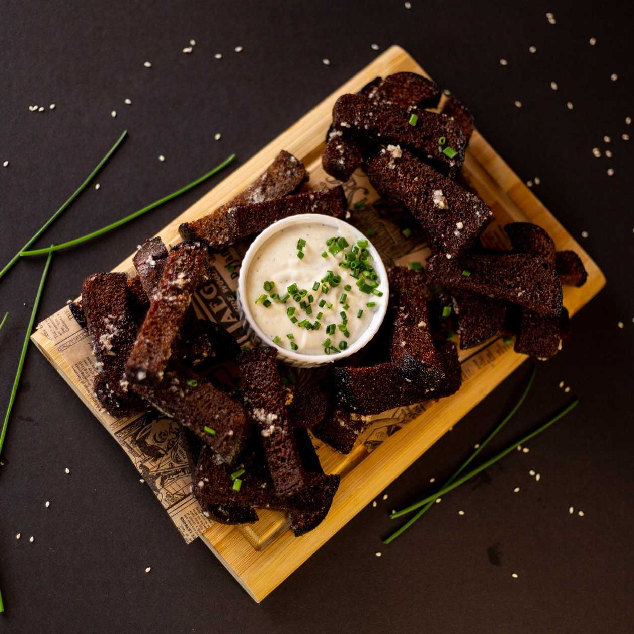 XXL garlic rye toasts with hard cheese and blue cheese sauce