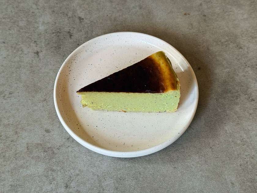 Sernik baskijski pistacjowy
