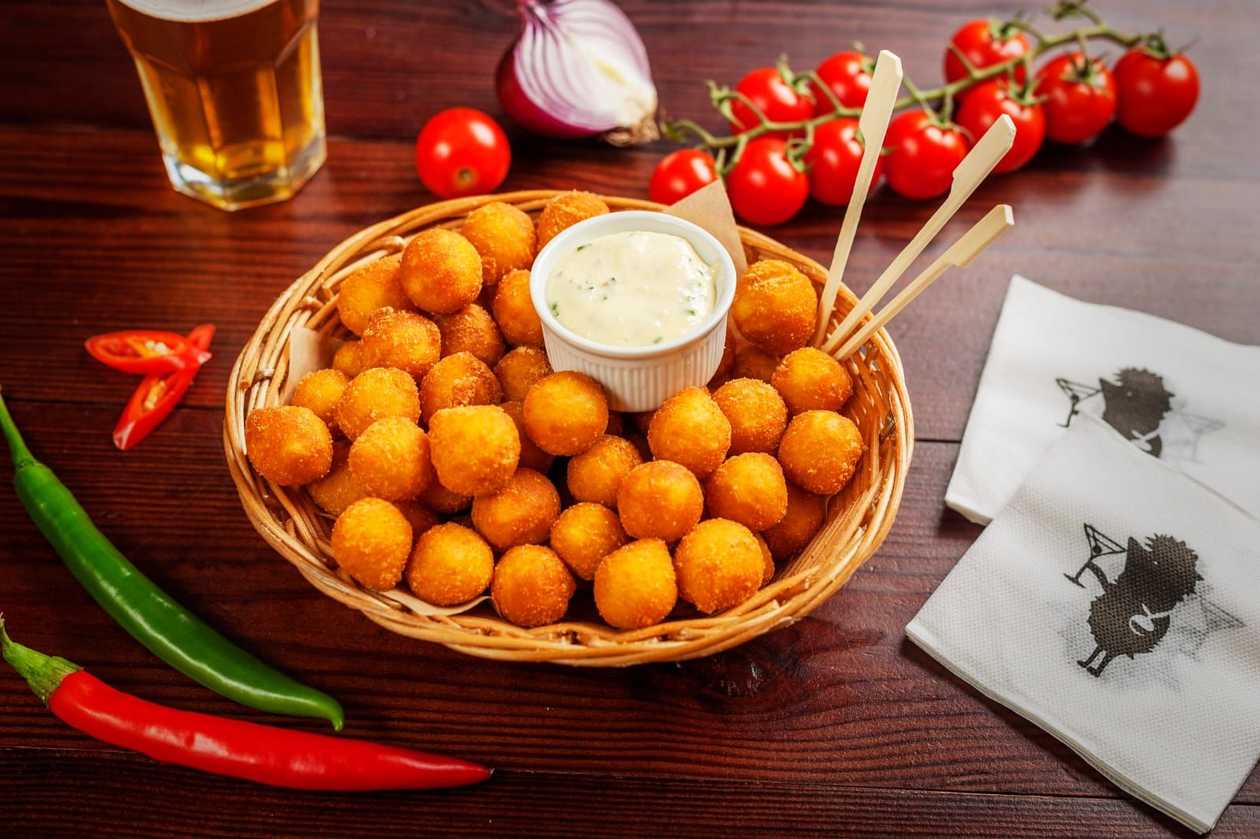 Potato balls with garlic-herb sauce