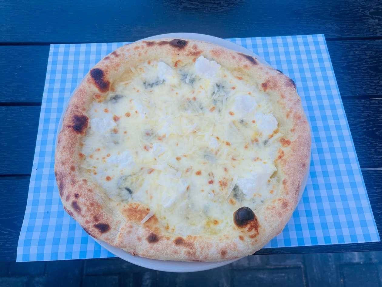 Quatro formaggi pizza