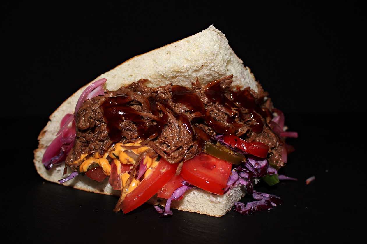 Kebabs ar plucinātu liellopu gaļu