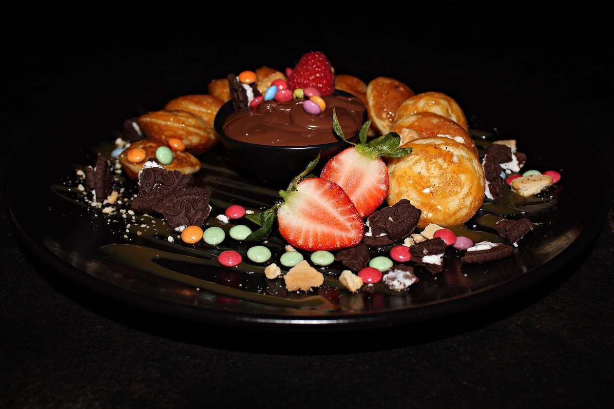 Mini pankūkas "Bērnu saldais stūrītis" ar šokolādes cepumu un konfekšu asorti (Sweet Corner)