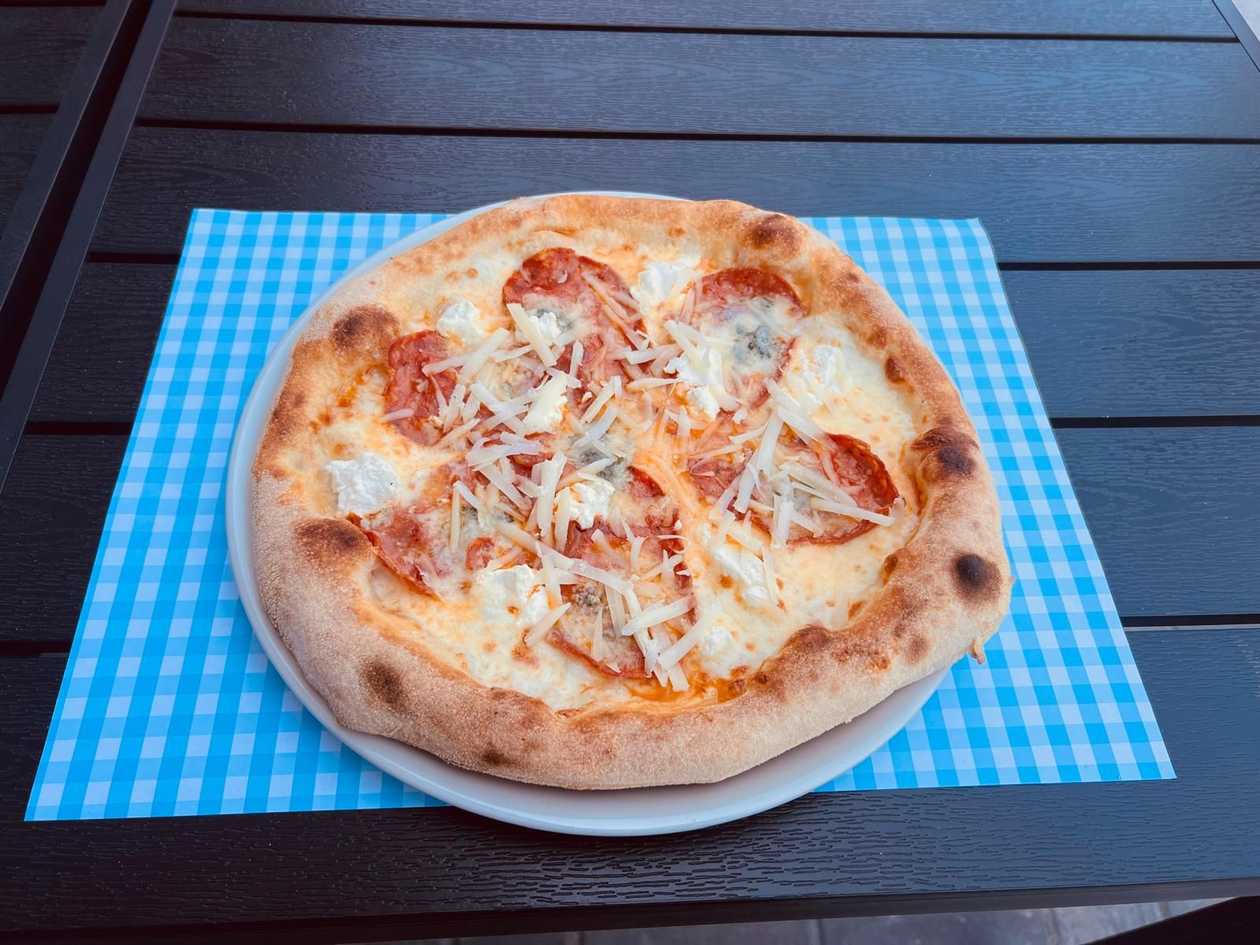 Pizza Four Cheeses and Spianata