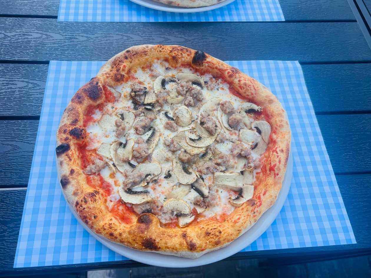 Pizza salsiccia e funghi