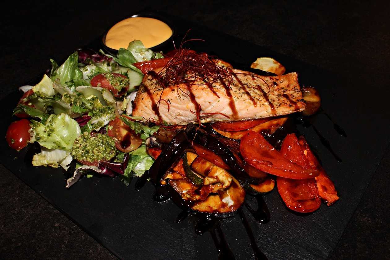 Laša steiks ar sarkano pesto grilldārzeņiem, zāļumu salātiem un Holandes mērci