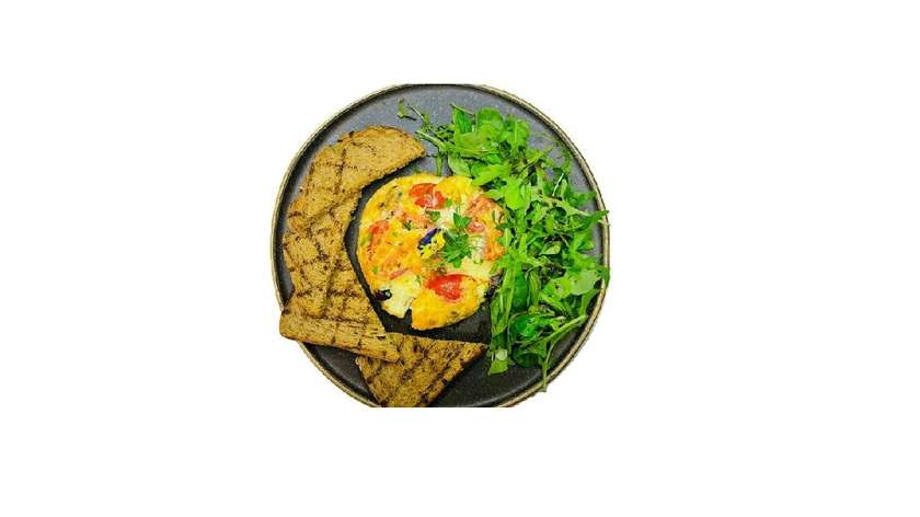 Omelet with feta, olives and tomatoes