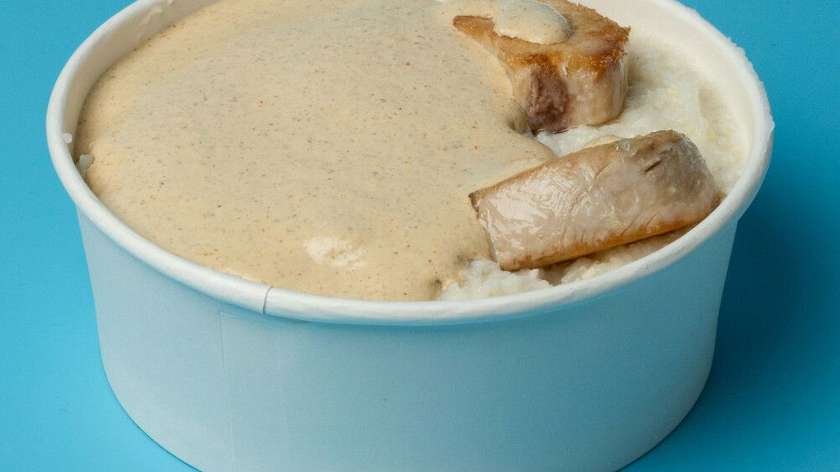 Traditional corn porridge with chicken+walnuts