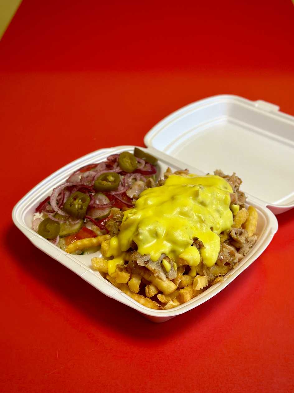 Kebabas lėkštėje su čederio sūrio padažu