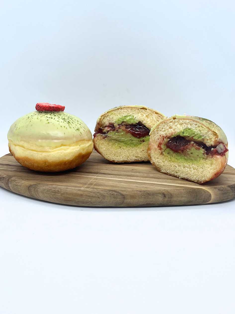 Gogoașă cu matcha și căpșuni