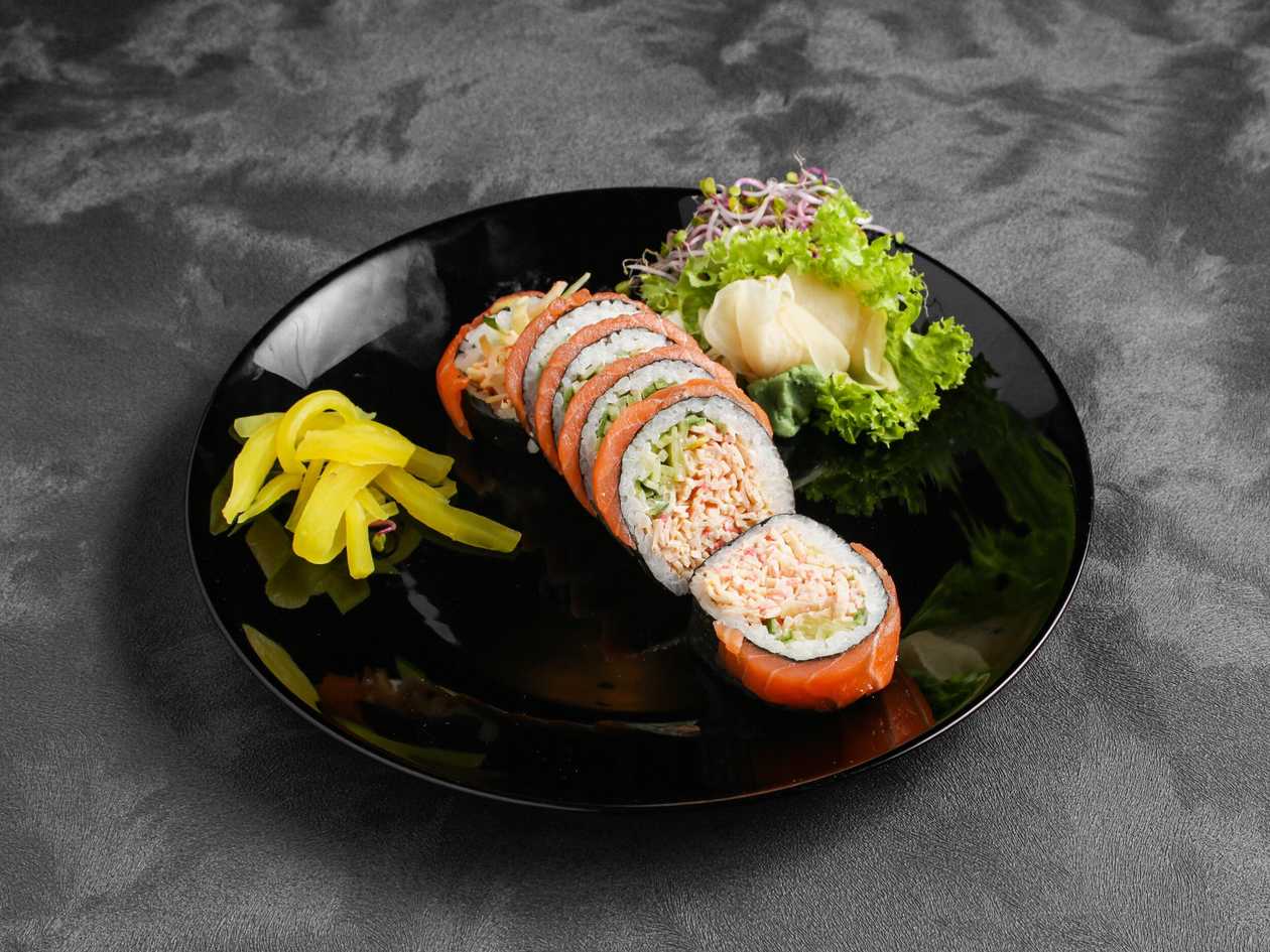 Futomaki sałatka krabowa (owinięte łososiem)