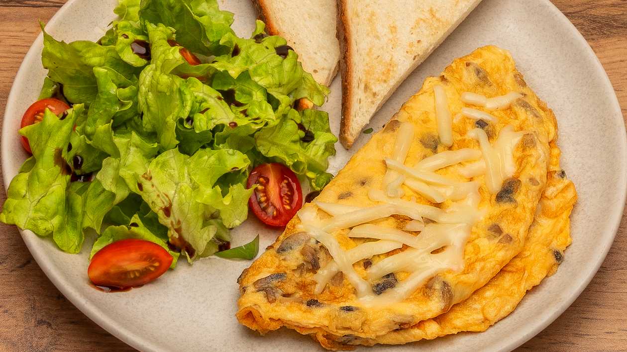 Омлет с грибами и сыром