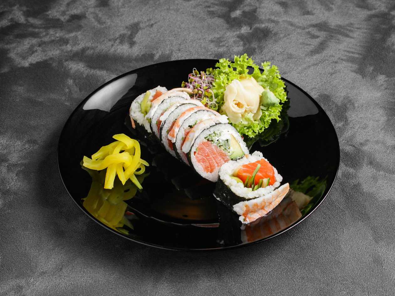 Futomaki łosoś (owinięte parzoną krewetką)