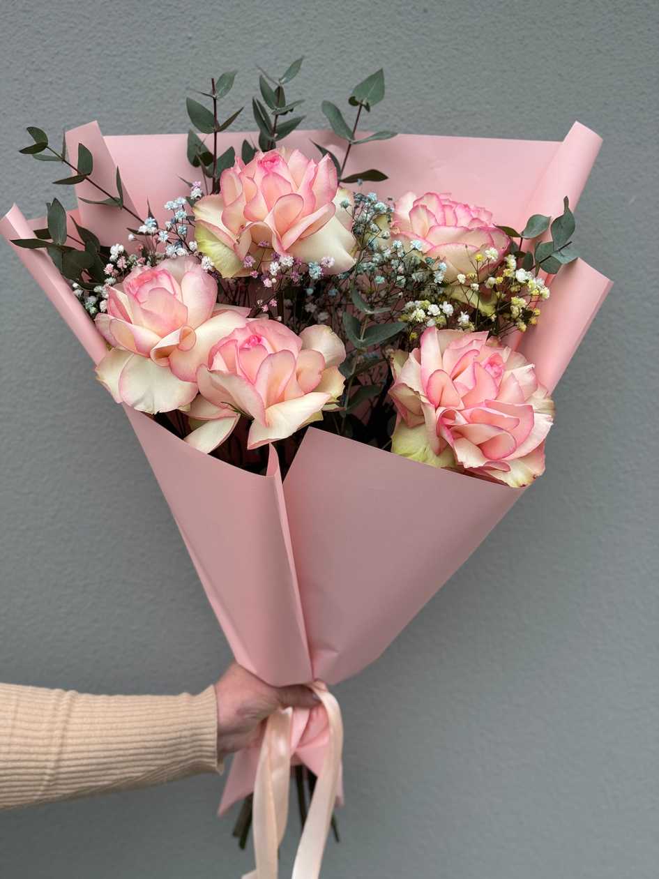 Kimp viiest prantsuse roosist