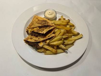 3) Pulled Cheese Quesadilla, hranolky a dresink