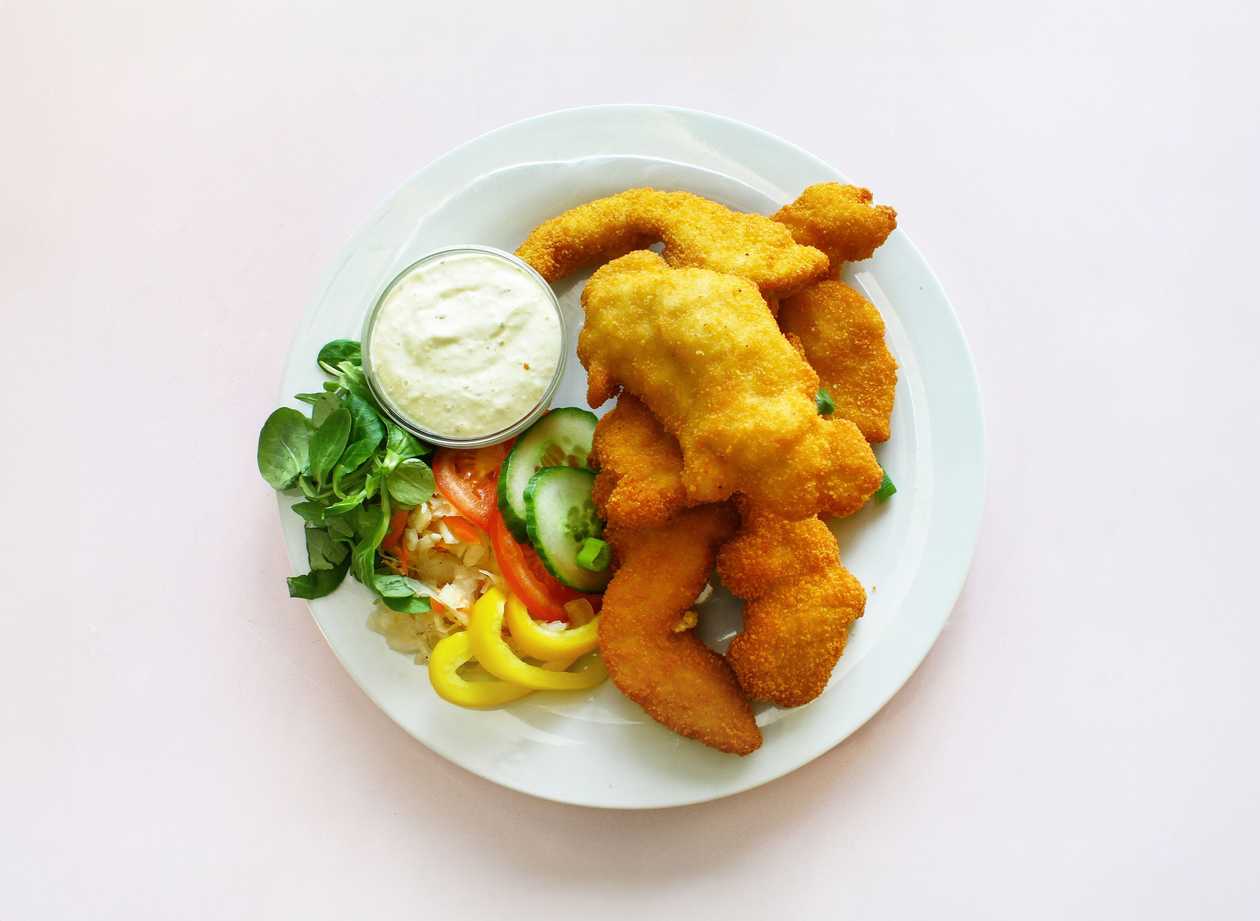 Fried Chicken Chopped (150g), Fries (250g), Tartar (30g)(Allergens 1,3,7)