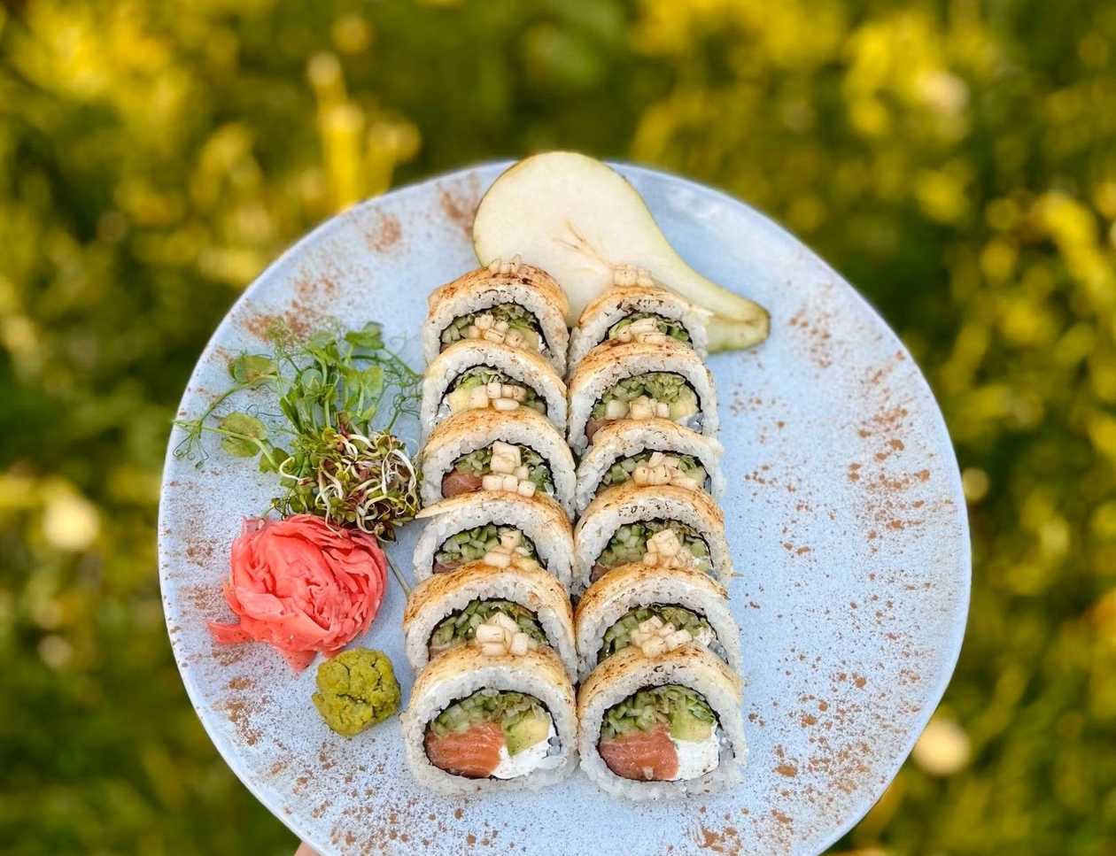 Uramaki Philadelphia with Pear