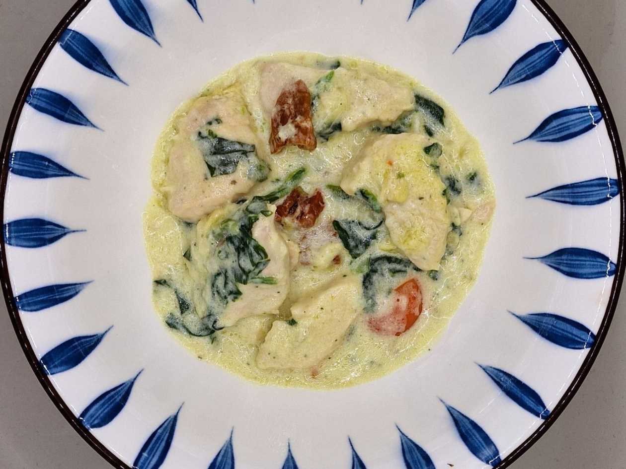 Chicken in Creamy Sauce with Spinach and Sun-Dried Tomatoes