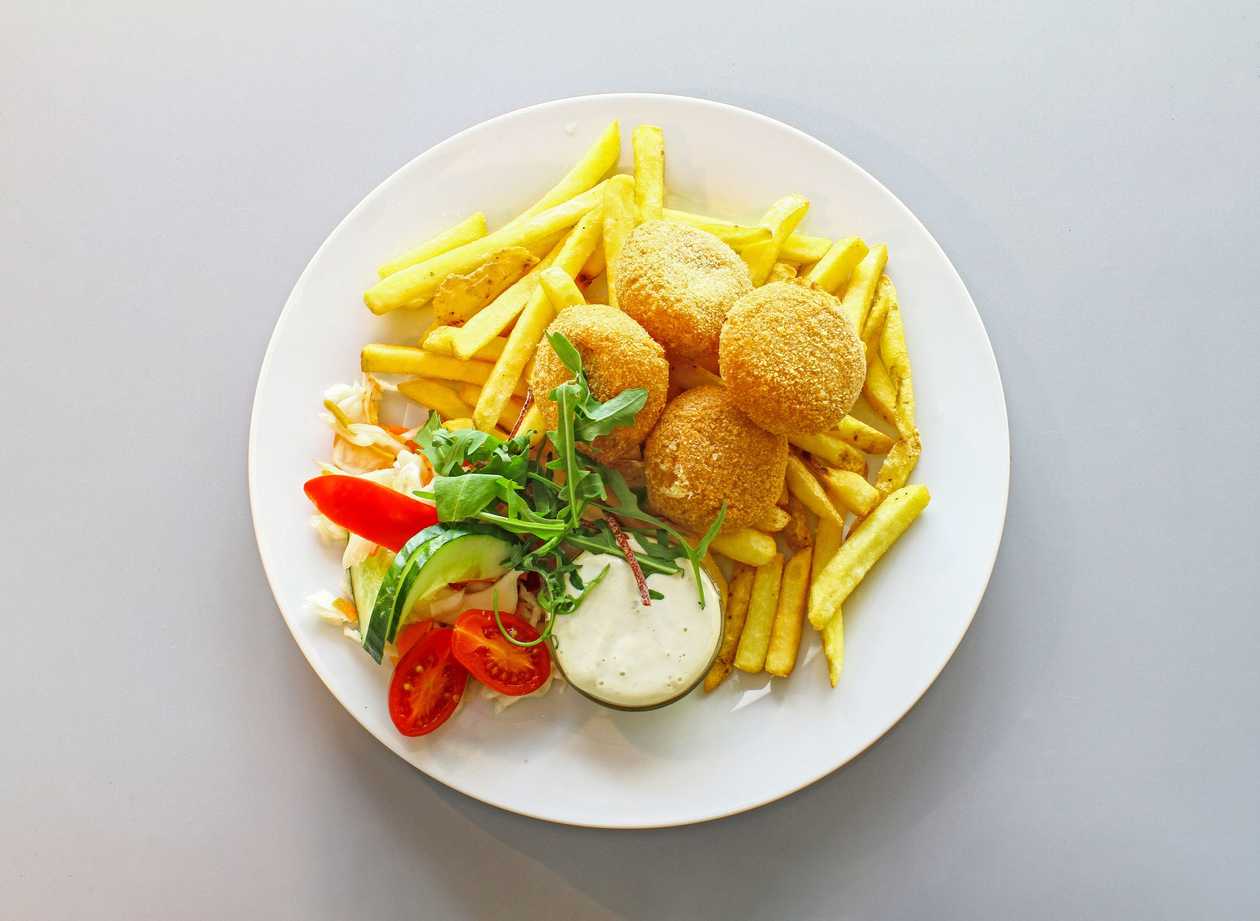 Fried Cheese (100g), Fries (250g), Tartar (30g)(Allergens 1,3,7)
