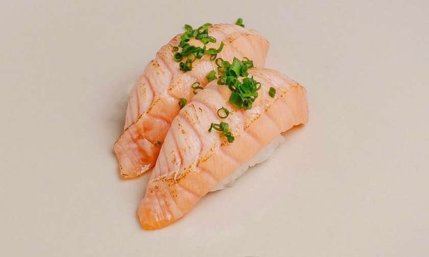 Nigiri opalany łosoś - 2 szt-