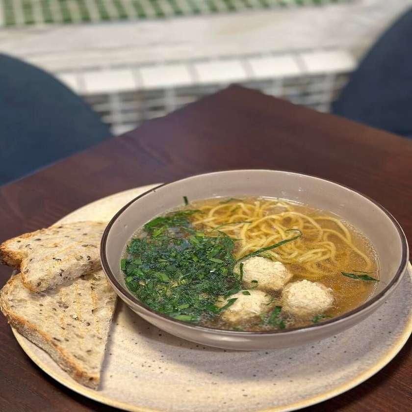 Курячий бульйон з локшиною