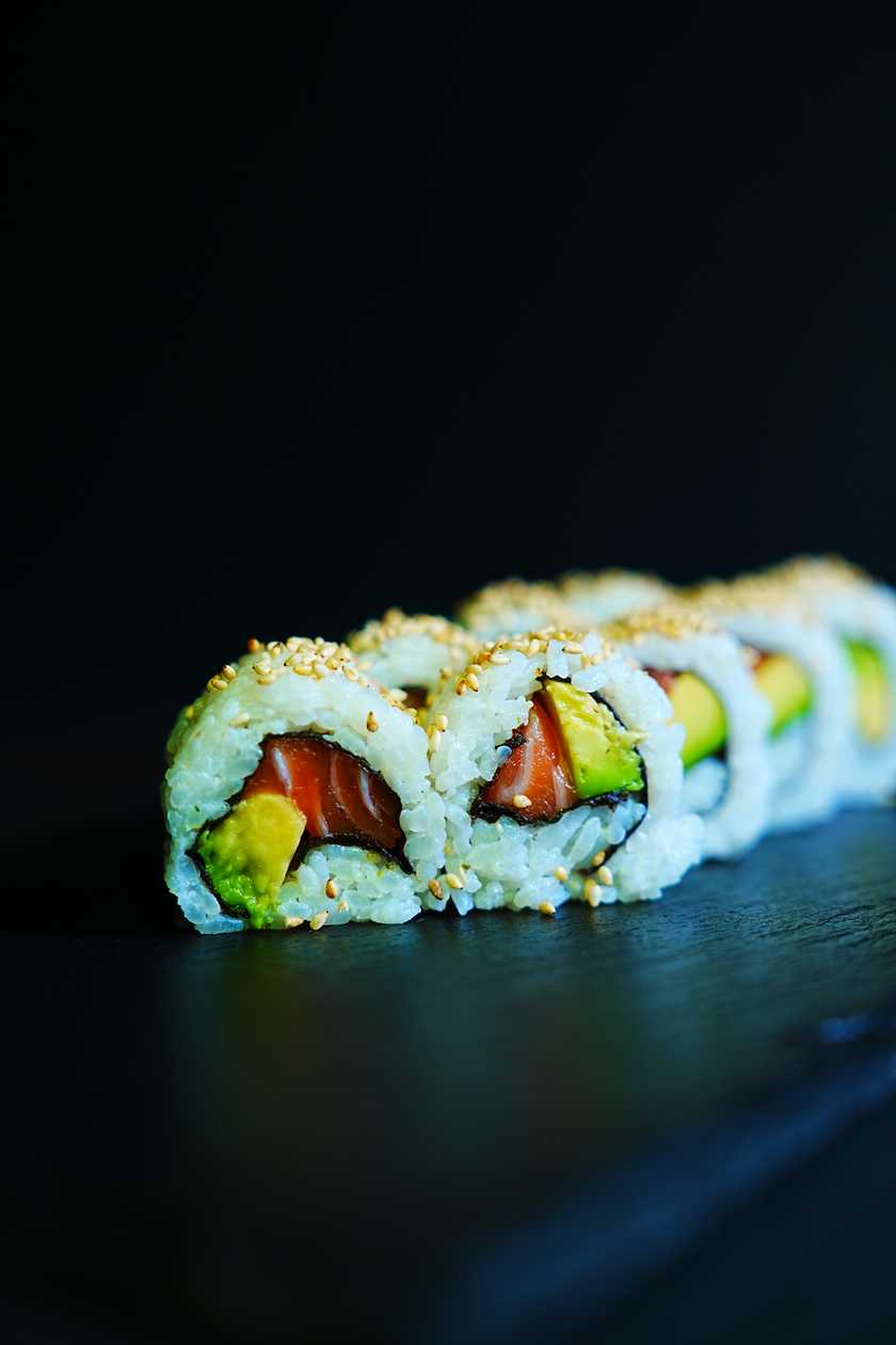 Salmon Avocado Maki (8 pcs)