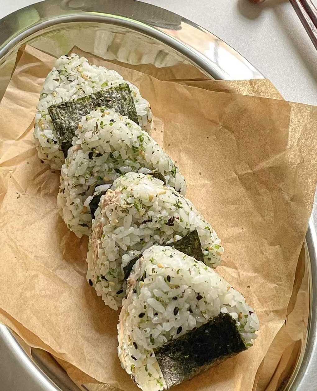 Q5 Onigiri de Atum (1 uni)