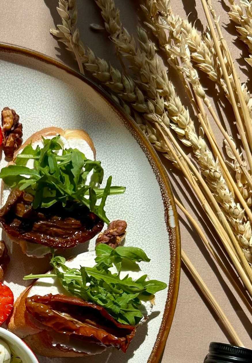 Брускет з сиром та в'яленими томатами (1 шт)