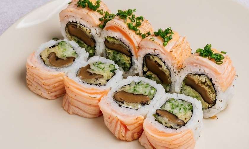 Uramaki opalany łosoś shiitake -8 szt-