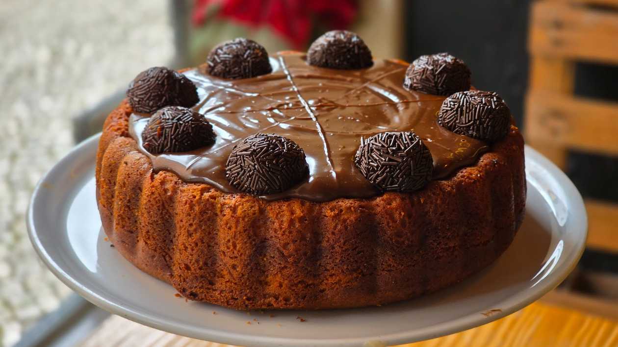 Fatia Charlotte massa cenoura com Brigadeiro Tradicional