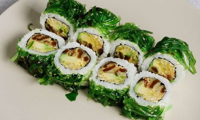 Uramaki goma wakame -8 szt-