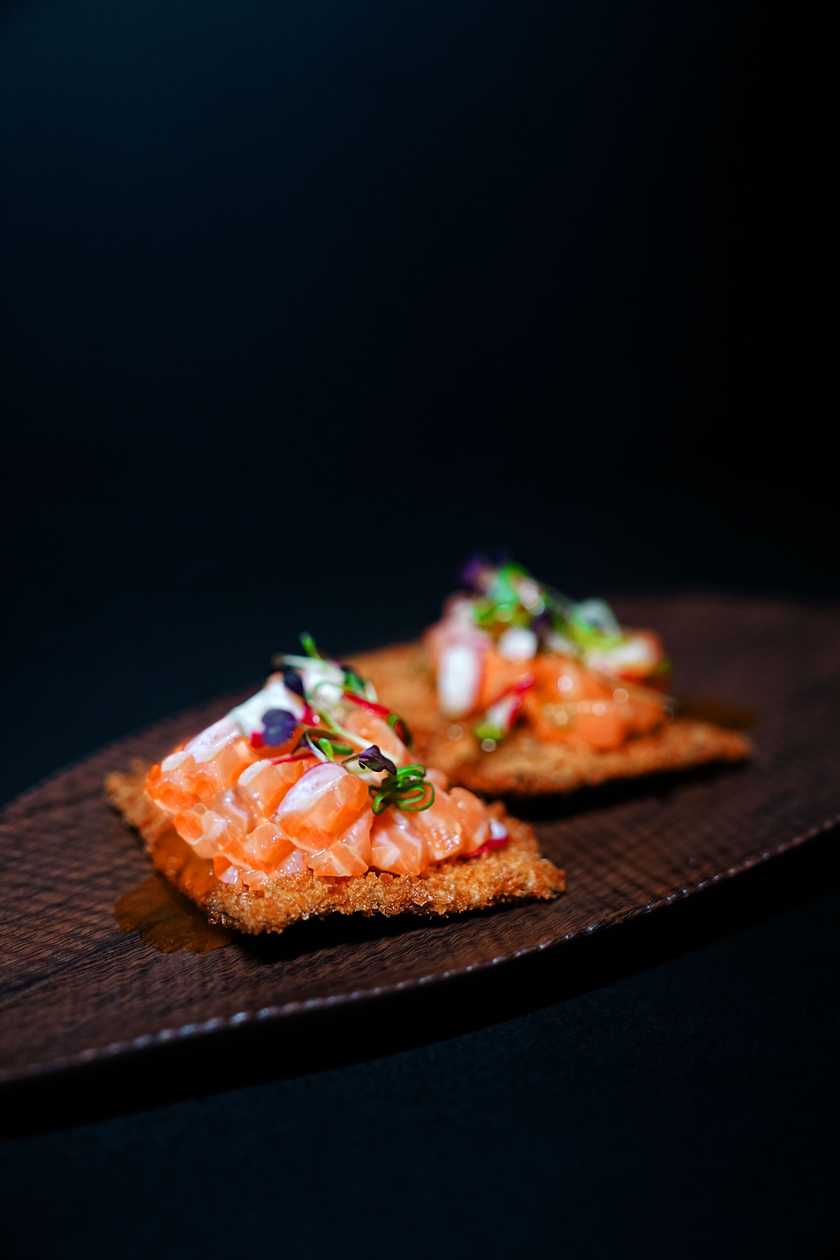 Tropical Crispy Nori Salmon (2 pcs)