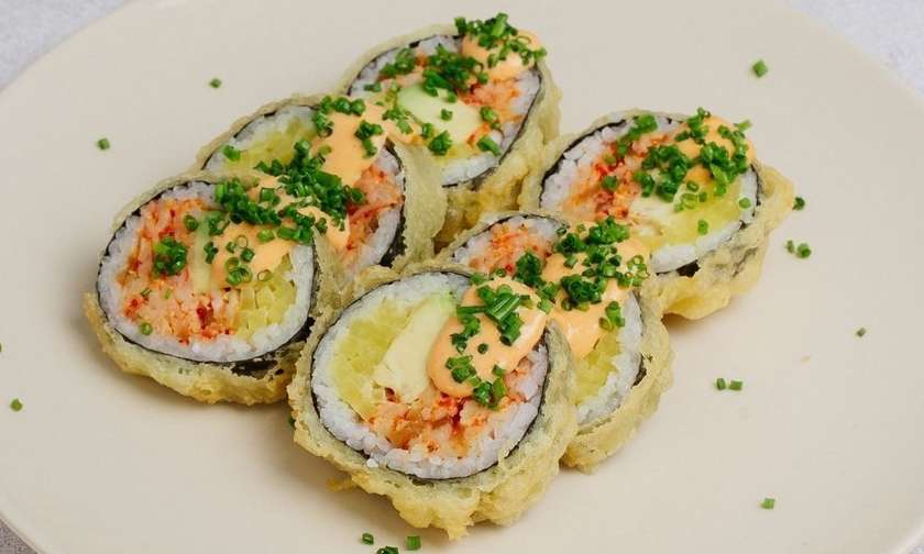 Futomaki sałatka z surimi  -6 szt-