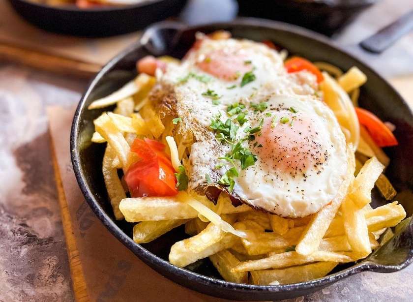 Deliciul copilariei - 2 oua cu cartofi prajiti si branza