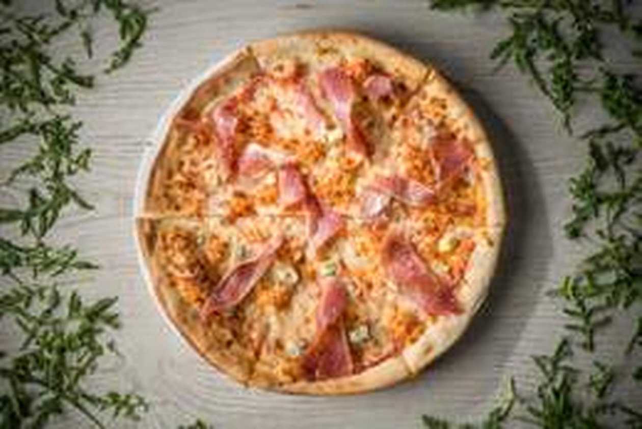 Small Crudo and Gorgonzola Pizza