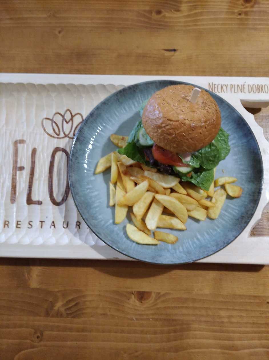 200 g Hovězí burger se zauzenou majonézou, steakové hranolky