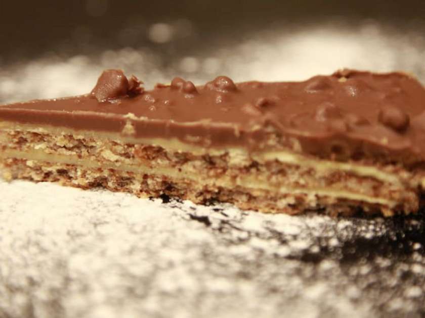 DAIM Almond cake
