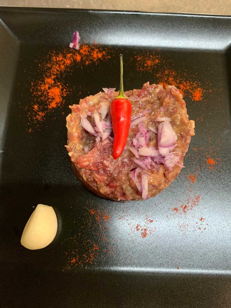 100g Hovädzí tatarák, topinky (1,3,10)