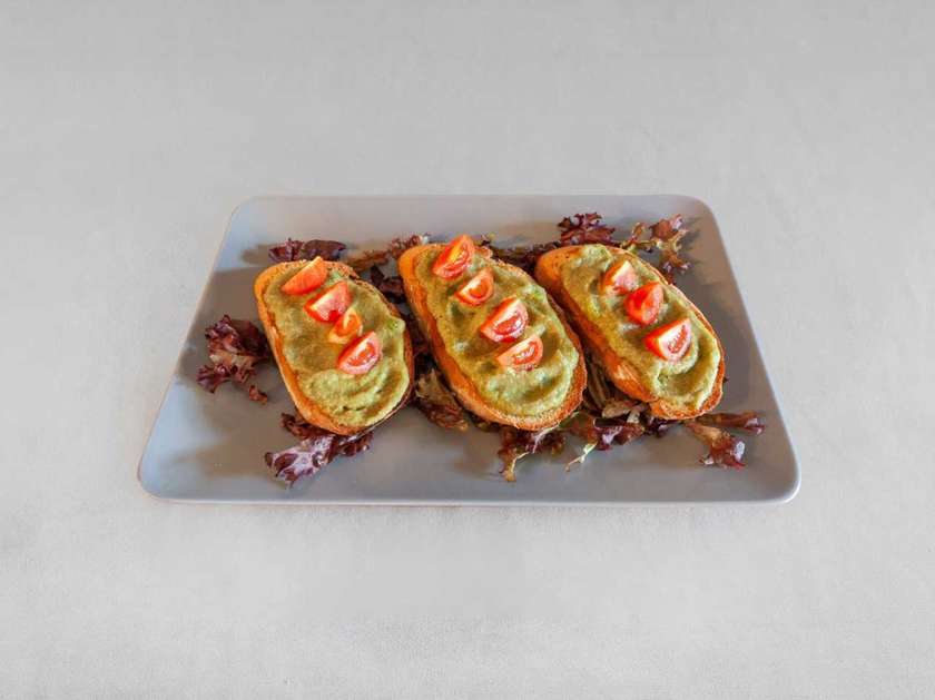 BRUSCHETTA CON AVOCADO E POMODORO