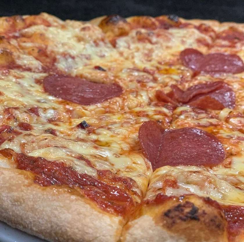 SALÁMOVÁ PIZZA